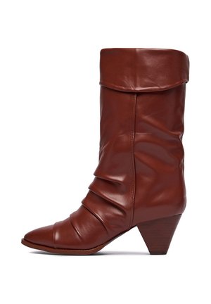 Hnedá kožená členková čižma s voľným dizajnom, špicatou špičkou a stohovaným kužeľovitým podpätkom. Má plisované detaily na holeni.