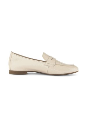 Mocassin beige en cuir verni avec un petit talon marron, surpiqûres sur le bout mocassin et détail de sangle sur le cou-de-pied, présenté en profil latéral.