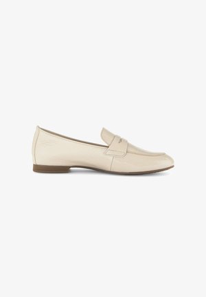 Mocassin beige en cuir verni avec un petit talon marron, surpiqûres sur le bout mocassin et détail de sangle sur le cou-de-pied, présenté en profil latéral.