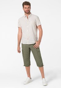 TIMEZONE Shorts - olive minimal