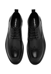 Zwarte lederen kledingschoenen met een wingtip-ontwerp, geperforeerde details en zes veterhaken. Voorzien van een trekband en een gladde textuur.