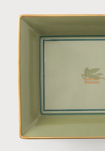 Assiette carrée en céramique vert olive avec bord doré, double bordure bleue et emblème de cheval ailé doré au centre.