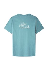 Camiseta de algodón verde azulado con mangas cortas, que presenta texto blanco y un gráfico de palmera en la parte trasera. Diseño de cuello redondo.