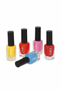 Fem flaskor med nagellack: gul, röd, rosa, blå och röd med svarta lock; fyrkantiga och cylindriska former; glänsande finish.