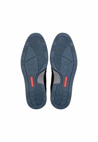 Suole di scarpe sportive nere con gomma testurizzata, battistrada con motivo, intersuola grigia e accenti rossi. Presenta dettagli del logo e indicazione della taglia (42).