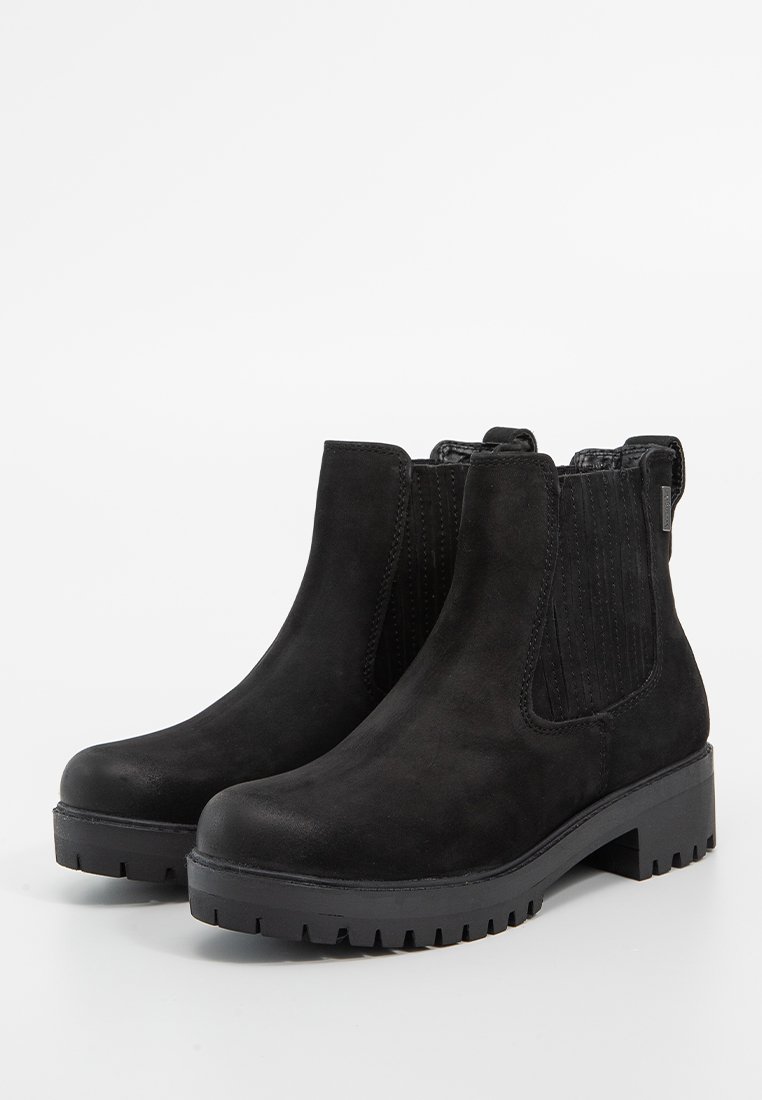 Stivali ankle in suede neri con pannelli laterali elasticizzati, tacco a blocco e suola in gomma testurizzata. Design semplice senza hardware o accenti visibili.