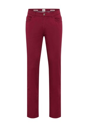Pantalon droit rouge foncé avec bouton et fermeture éclair à l'avant, passants pour ceinture et poches latérales avant, présenté sur fond blanc.