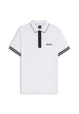 Polo blanc avec patte de boutonnage noire, bordure noire sur le col et les manches, et logo "BOSS" sur le côté gauche de la poitrine.