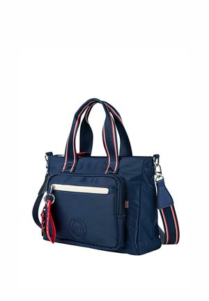 Bolsa de tela azul marino con asas dobles y correa de hombro removible. Cuenta con un bolsillo frontal con cremallera y franjas contrastantes en rojo y blanco.