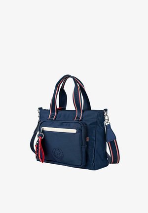 Bolsa de tela azul marino con asas dobles y correa de hombro removible. Cuenta con un bolsillo frontal con cremallera y franjas contrastantes en rojo y blanco.
