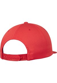 Rode pet met een gladde stofoppervlak, ronde vorm en een verstelbare plastic strap aan de achterkant. Geen zichtbare logo's of patronen.