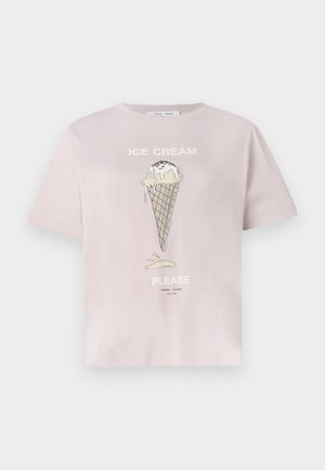 T-shirt de algodão rosa claro com um gráfico de um cone de sorvete com gotejos. O texto diz "SORVETE, POR FAVOR" em branco. Mangas curtas, corte relaxado.
