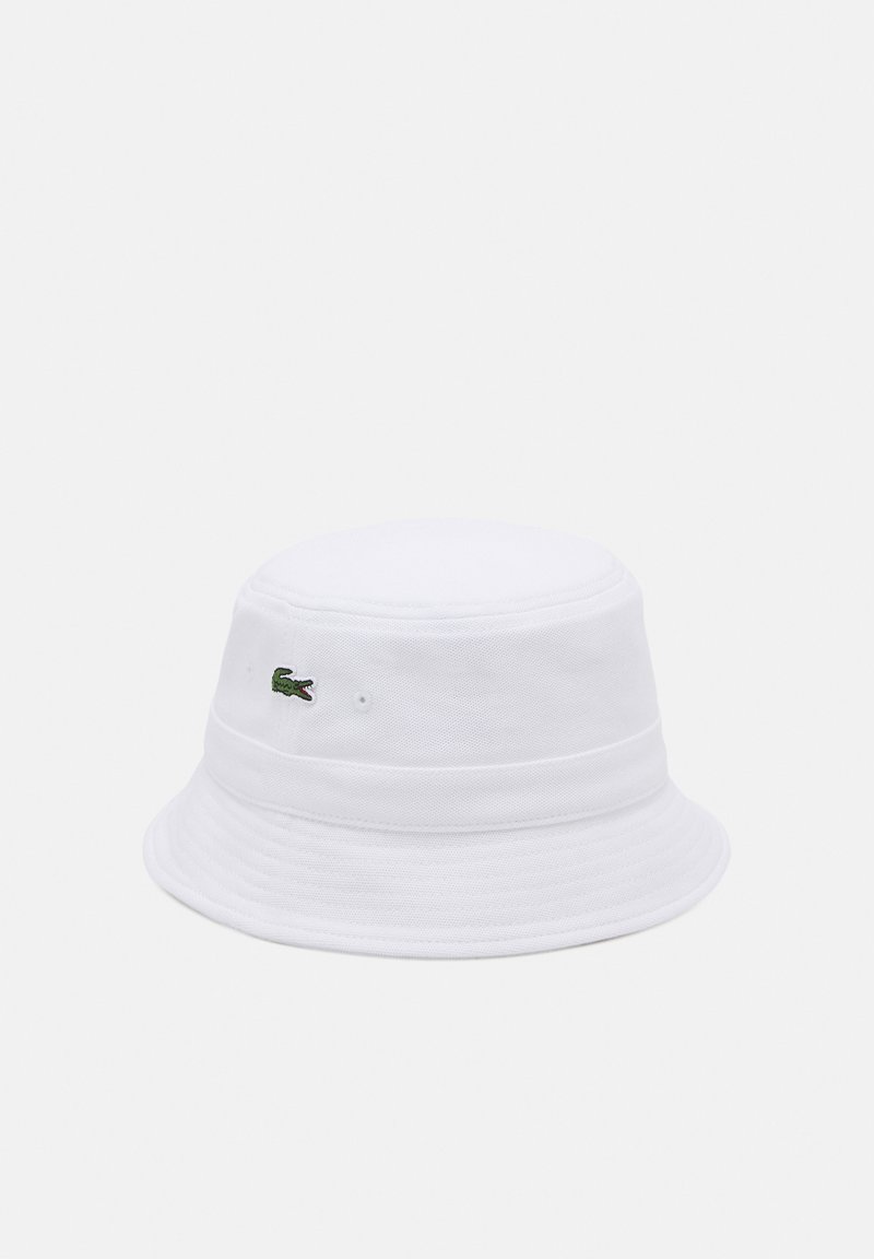 Weißer Baumwoll-Bucket-Hut mit strukturiertem Finish, einem grünen gestickten Krokodil-Logo an der Seite und einem leicht gebogenen Schirm.