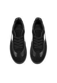 Schwarze Sneaker aus Wildleder und glattem Leder. Zu den Merkmalen gehören flache schwarze Schnürsenkel und ein weißer Streifen. Runde Zehenform und strukturierte Sohle.