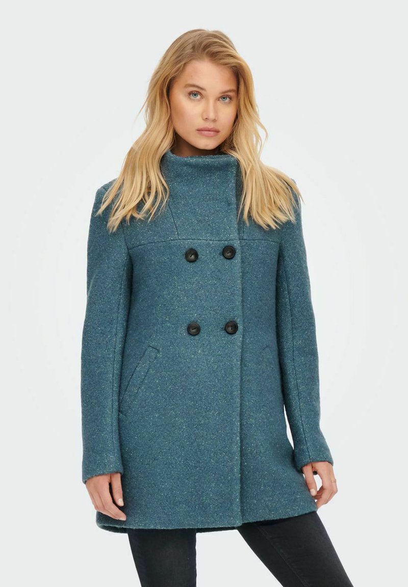 Teal wollen coat met een double-breasted ontwerp, hoge kraag, twee zakken aan de voorkant en zwarte knopen. Zachte textuur en getailleerde pasvorm.