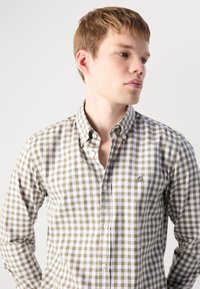 Camicia a maniche lunghe con un motivo a quadri verde e bianco, in cotone, con un piccolo logo ricamato sul petto.