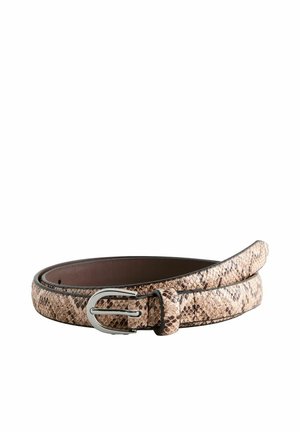 Ceinture en cuir synthétique marron avec un motif serpent et une boucle en argent, enroulée et reposant à plat contre un fond blanc.