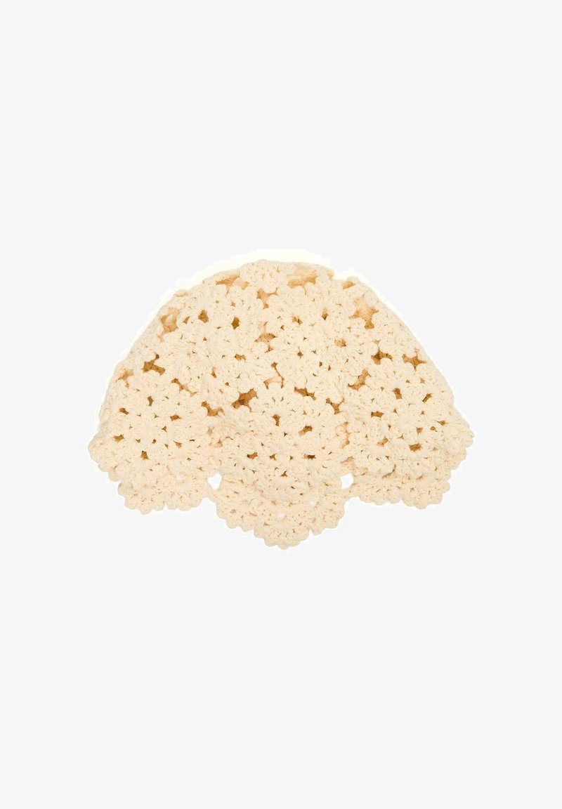 Béret blanc crème à motif floral crocheté avec bords festonnés, conçu comme un accessoire de tête doux et décoratif.
