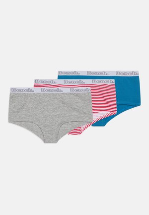 Drei Paare Damenunterwäsche: grau, blau und rot gestreift, aus weichem Stoff und mit elastischen Bändern, die das weiße "Bench."-Logo tragen.