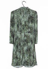 Elegantes grünes Schlangenlederdruckkleid mit langen Ärmeln, das eine glatte Textur, einen Reverskragen und einen leicht ausgestellten Saum aufweist.