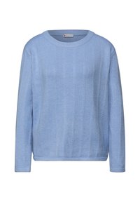 Jasnoniebieski sweter z długimi rękawami, okrągłym dekoltem i pionową prążkowaną fakturą. Posiada prosty dół i metkę z logo na linii szyi.