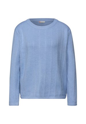 Jasnoniebieski sweter z długimi rękawami, okrągłym dekoltem i pionową prążkowaną fakturą. Posiada prosty dół i metkę z logo na linii szyi.