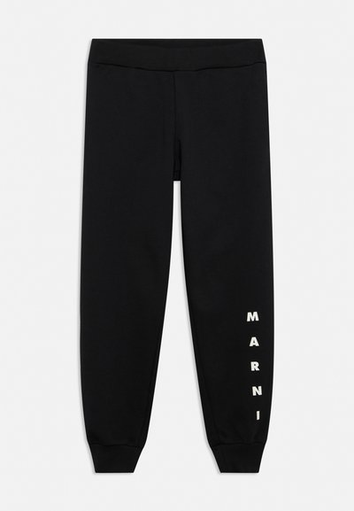Pantalon de survêtement noir avec poignets et taille élastiques, comportant un texte vertical blanc "MARNI" sur la partie inférieure de la jambe droite.