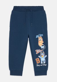 Námornícke modré detské teplákové nohavice s páskou na sťahovanie a potlačou rozprávkových postavičiek "Bluey a Bingo" a textom na pravej nohe.
