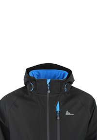 Sort softshell jakke med høj krave, blå indvendig foring, lynlås foran og to lynlåslommer. Har blå hardware-accents.