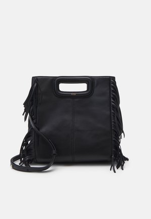 Borsa a mano in pelle nera con un design strutturato, manico superiore e dettagli con frange. Include una tracolla rimovibile per una maggiore versatilità.