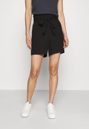 Zwarte shorts met een strikkoord, gemaakt van een zachte stof. Ze hebben een ontspannen pasvorm en iets uitlopende beenopeningen.