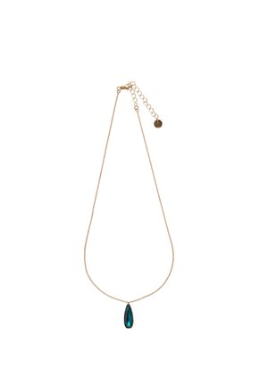 Collier délicat en chaîne d’or avec un fermoir réglable et un pendentif en forme de goutte avec une pierre précieuse vert foncé.