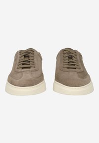 Beige Wildledersneaker mit runder Spitze, beige Gummisohle und symmetrischem Schnürverschluss mit olivgrünen Schnürsenkeln und Ziernähten.