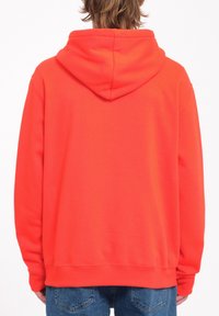 Hoodie in fel oranje, gemaakt van zacht materiaal. Heeft een normale pasvorm, ribgebreide manchetten en een zoom, en een kangaroo zak.