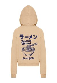 Sudadera beige con un estampado en azul marino de un bol de ramen con palillos y el texto "Ramen Japonés" y "¡A Slurpear!" debajo.
