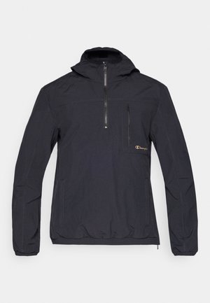 Chaqueta de sudadera negra con capucha, que cuenta con un zipper de un cuarto, bolsillo en el pecho con cremallera, puños elásticos y un corte holgado.