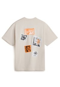 Helles beigefarbenes Baumwoll-T-Shirt mit fünf grafischen Patches in Orange, Schwarz und Weiß, die auf der Rückseite über verschiedene Texturen und Designs verfügen.