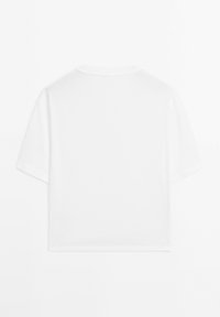 Weißes Baumwoll-T-Shirt mit lockerer Passform, kurzen Ärmeln, Rundhalsausschnitt und schlichtem Design. Glatte Textur ohne sichtbare Muster oder Grafiken.