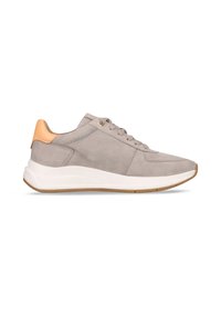 Graue Wildleder-Sneaker mit einer weißen und braunen Sohle, runden Schnürsenkeln, einer goldenen Öse und einer kontrastierenden orangefarbenen Ferse.