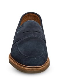 Mocassini in suede blu navy con design a punta mocassino, fodera in pelle, suola in gomma marrone e dettagli di cucitura a contrasto in azzurro chiaro.