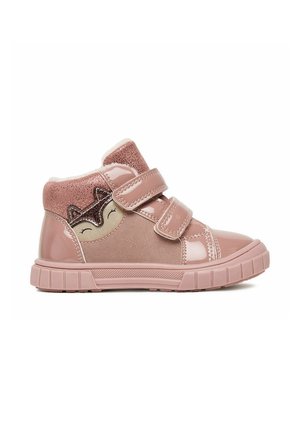 Różowy, dziecięcy sneaker za kostkę z dwoma paskami na rzepy i błyszczącym wzorem twarzy lisa po boku.