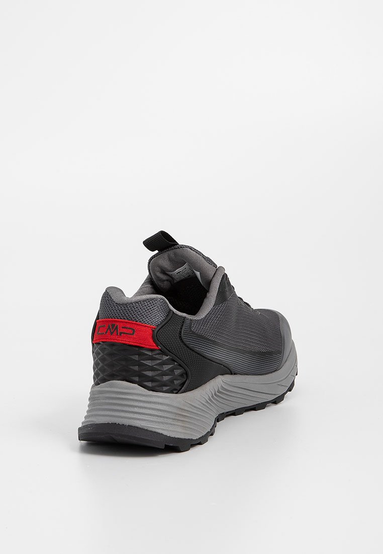 Scarpa sportiva grigia e nera con suola texturizzata, striscia rossa con logo sul tallone e linguetta sul retro, mostrata da una vista posteriore a tre quarti.
