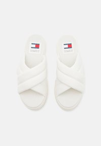 Tommy Jeans LETTERING - Sandalias planas - ecru