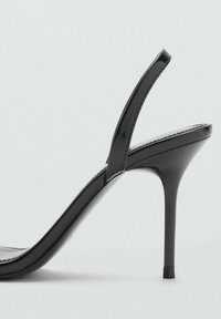 Zwarte hoge hak sandaal met een glanzende lakafwerking, open teen ontwerp en slanke enkelband. Kenmerkt een puntige neus en dunne stiletto hak.