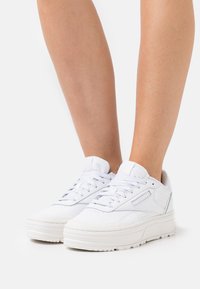 Reebok Classic CLUB C DOUBLE GEO - Sapatilhas - footwear white/chalk