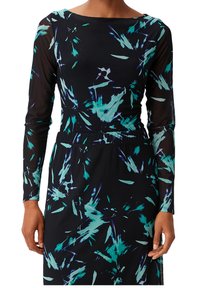 Langärmliges Kleid mit schwarzem Grund, das ein blaues und grünes abstraktes Muster zeigt. Aus glattem Stoff gefertigt, mit tailliertem Schnitt und rundem Ausschnitt.