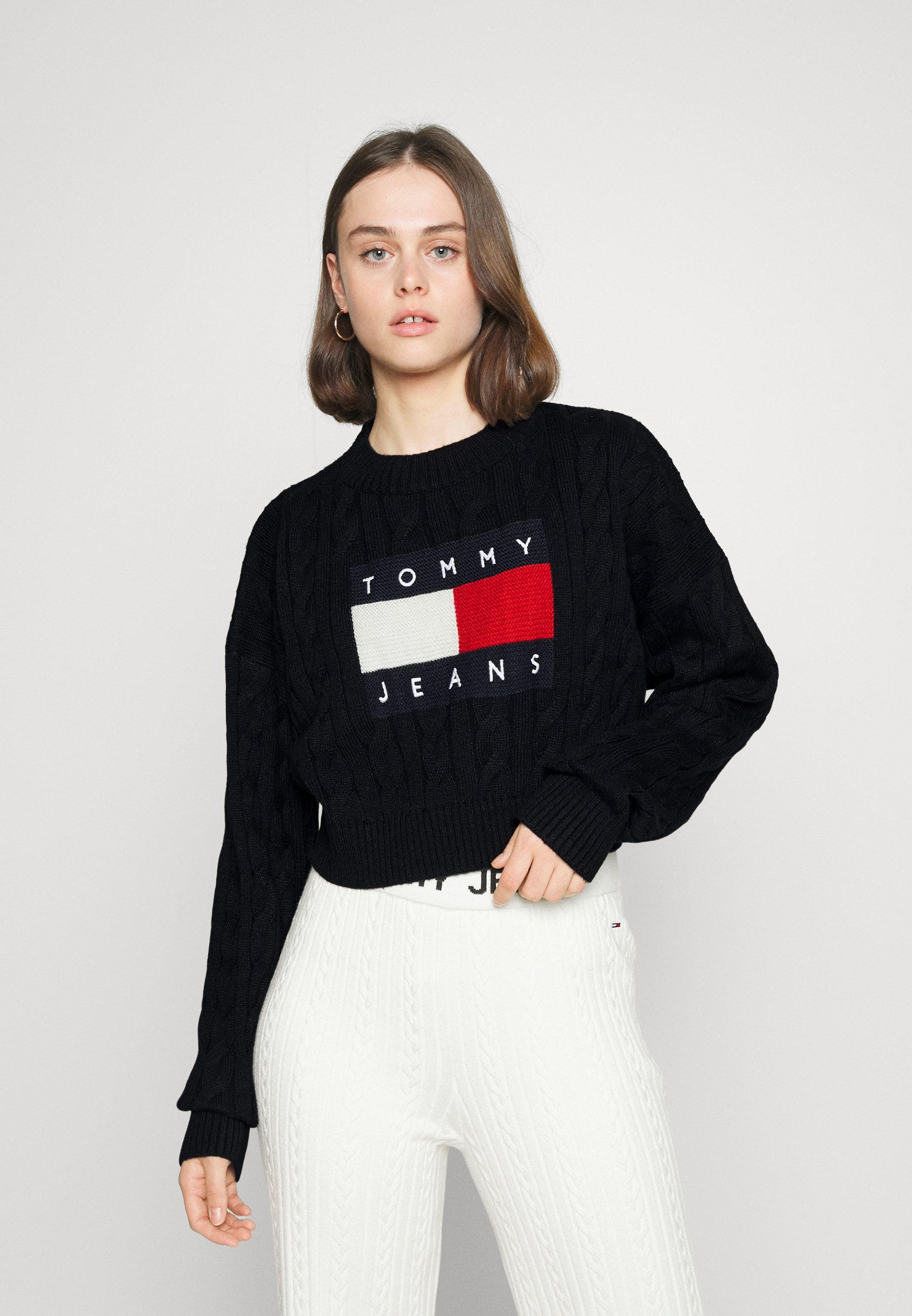 Tommy Jeans TJW BXY CENTER FLAG SWEATER - Strickpullover - black 