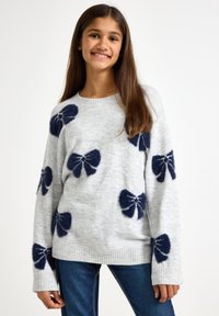 Pulover gri tricotat cu modele de funde bleumarin, cu decolteu rotund și manșete și tiv cu dantelă.