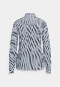 Dlouhý rukáv košile v modro-bílém geometrickém vzoru. Obsahuje límeček, manžety na knoflíky a detail sklady na zadní straně. Lehká tkanina.