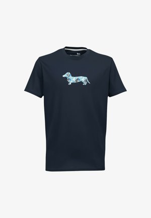 T-shirt blu navy a maniche corte con un disegno geometrico di un bassotto in tonalità di blu al centro del petto.